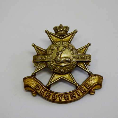Great Britain Derbyshire regiment cap badge - Victorian crown - bi-metal - lugs repaired