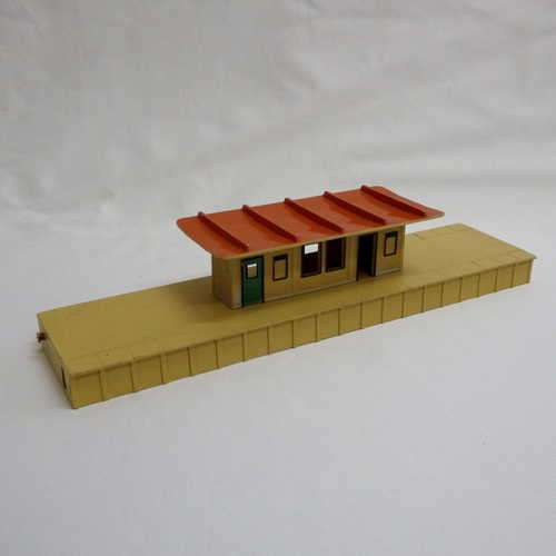 Vintage Hornby-Dublo metal Ho gauge train station platform