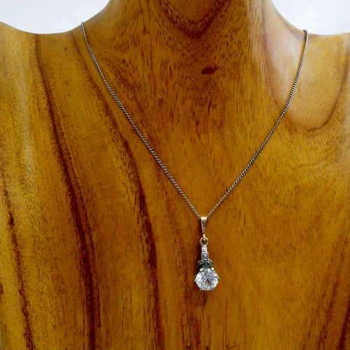 Sterling Silver necklace with topaz pendant - Weighs : 3 g
