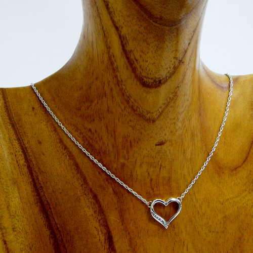 Sterling Silver necklace and pendant with 7 small diamonds - Weighs : 2.9 g