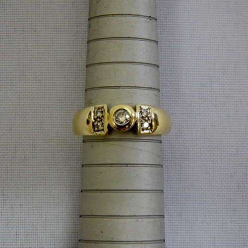 9kt Gold ring with 5 diamonds - Weighs : 3.5 g - Size : O