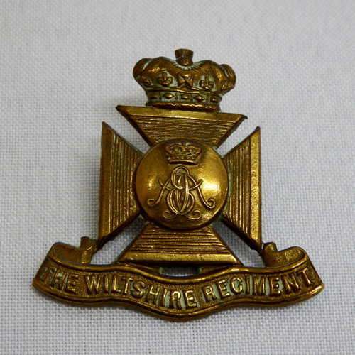 Wiltshire Regiment Victorian cap badge with lugs