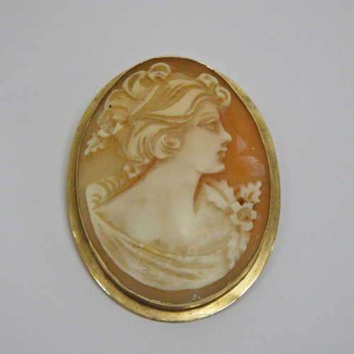 Vintage Cameo brooch / pendant in 9kt gold frame - excellent quality