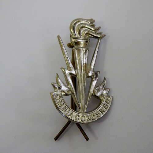 Belgium Military `Omnia Conjungo` cap badge