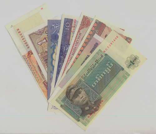 Lot of 10 uncirculated Asian banknotes