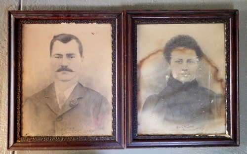 Pair of photos in antique frames - Plus minus 1900 - Photo of woman has water damage