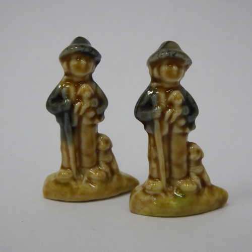 Lot of 2 identical Wade figurines