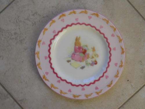 Bunnykins 20 cm plate by Royal Doulton with big bunny and babies with toys.