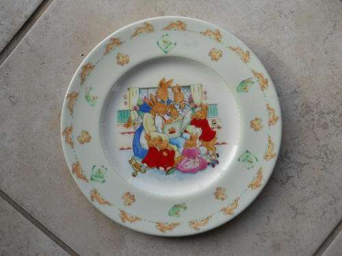 Bunnykins 20 cm plate by Royal Doulton ,new.Bunny family reading a book.