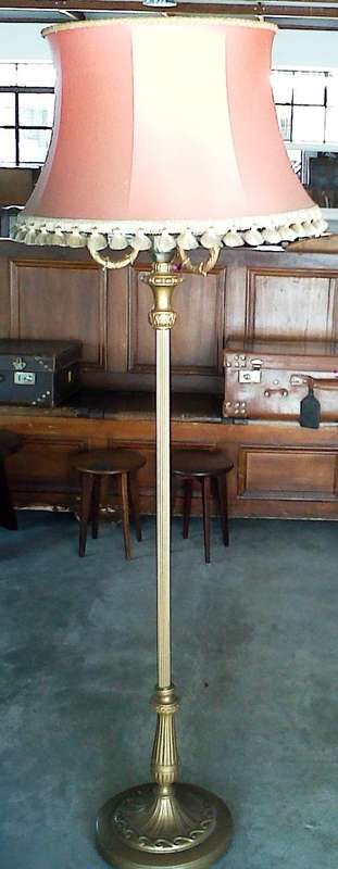 Free standing lamp