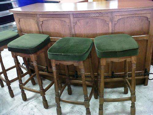 Solid oak bar with 4 matching bar stools
