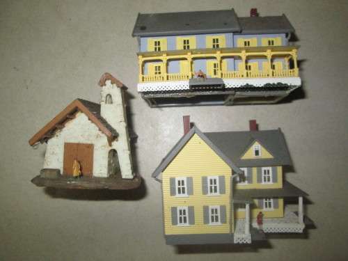 N GUAGE HOUSES X 2 WITH CHAPEL