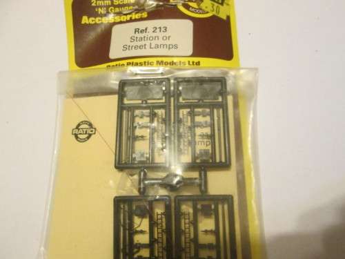 N GAUGE STATION AND STREET LIGHTS