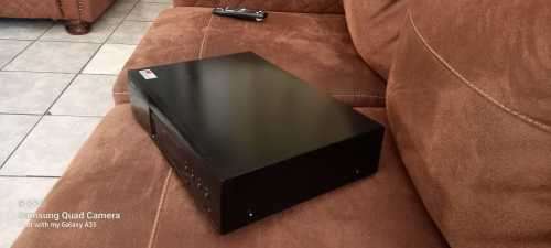 DENON DBT-1713UD 3D BLURAY PLAYER + 5 free blu ray movies (No remote)