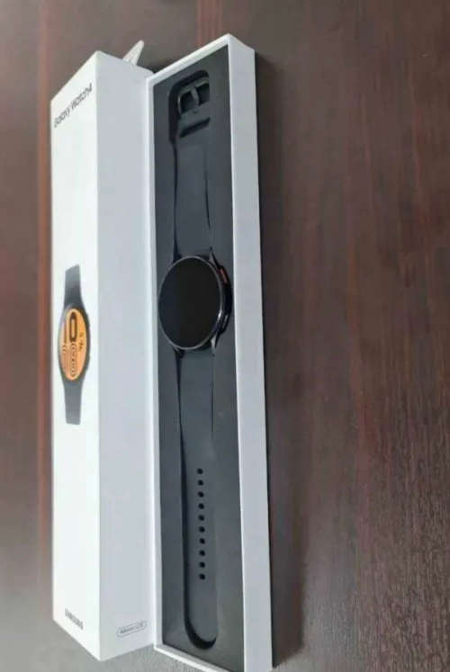 Samsung Watch 4 44mm + Spigen Rugged case worth R999