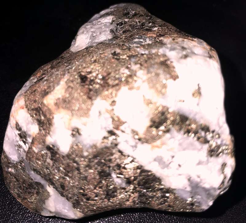 2 X HUGE WHITE QUARTZ ROCKS COLLECTORS SPECIMENS WITH YELLOW METAL TOTAL 491 GRAMS !!! OR MAKE OFFER