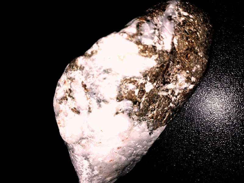 2 X HUGE WHITE QUARTZ ROCKS COLLECTORS SPECIMENS WITH YELLOW METAL TOTAL 491 GRAMS !!! OR MAKE OFFER