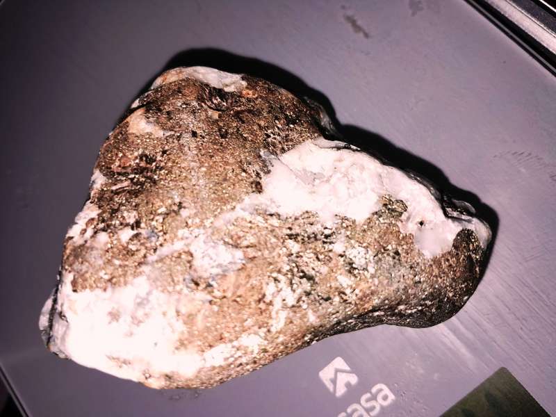 2 X HUGE WHITE QUARTZ ROCKS COLLECTORS SPECIMENS WITH YELLOW METAL TOTAL 491 GRAMS !!! OR MAKE OFFER