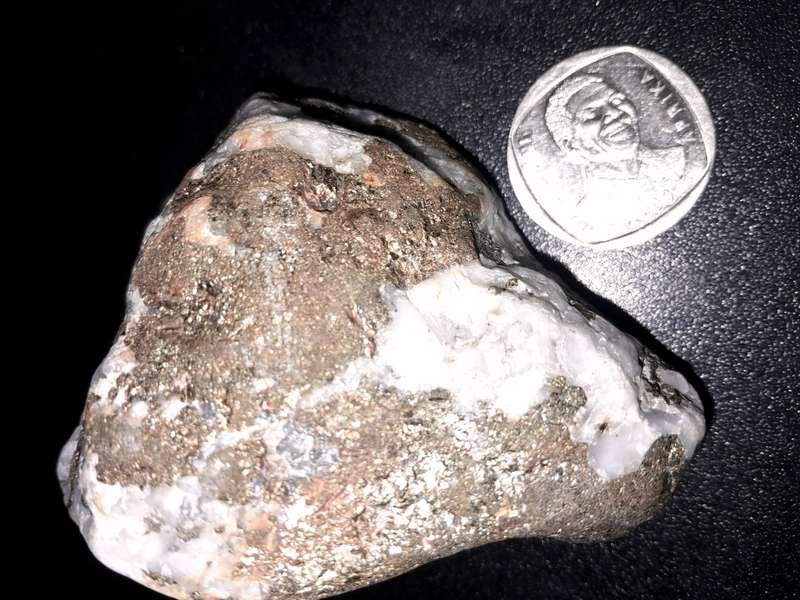 2 X HUGE WHITE QUARTZ ROCKS COLLECTORS SPECIMENS WITH YELLOW METAL TOTAL 491 GRAMS !!! OR MAKE OFFER