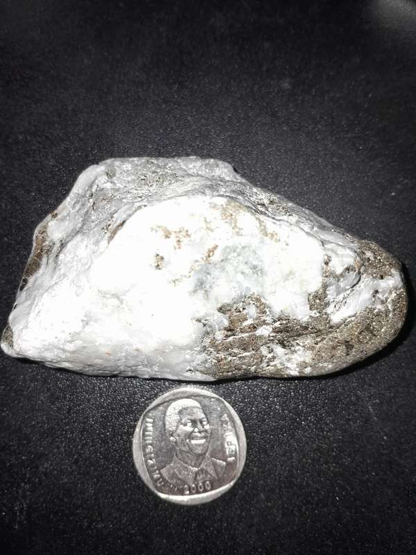 2 X HUGE WHITE QUARTZ ROCKS COLLECTORS SPECIMENS WITH YELLOW METAL TOTAL 491 GRAMS !!! OR MAKE OFFER