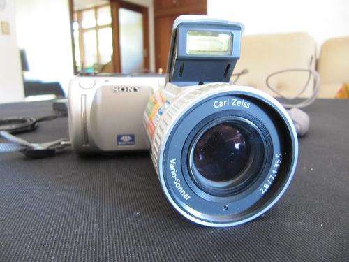 Sony Cybershot with rotating Carl Zeiss lens