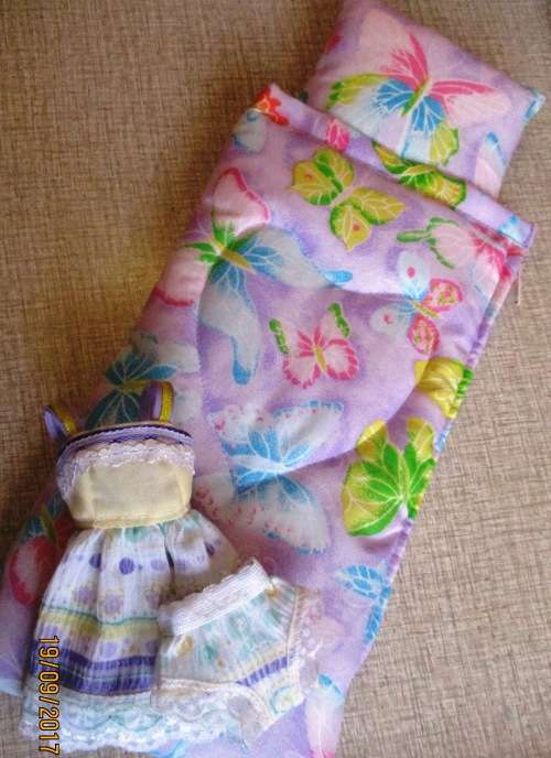 Barbie SUMMER HOLIDAY No5 : 6 outfits plus SLEEPING BAG and CARRY BAG.
