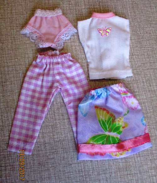 Barbie SUMMER HOLIDAY No5 : 6 outfits plus SLEEPING BAG and CARRY BAG.