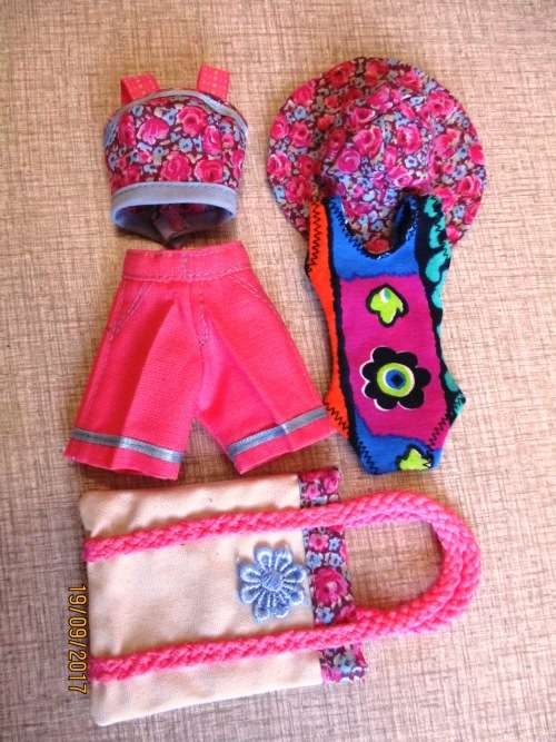 Barbie SUMMER HOLIDAY No5 : 6 outfits plus SLEEPING BAG and CARRY BAG.