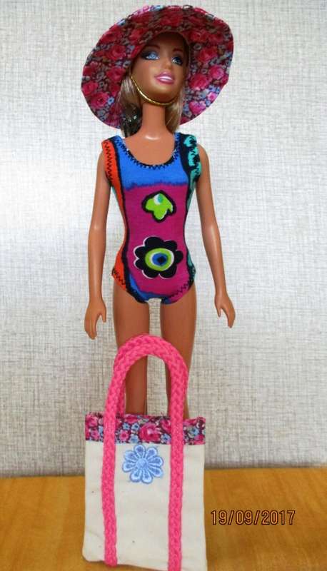 Barbie SUMMER HOLIDAY No5 : 6 outfits plus SLEEPING BAG and CARRY BAG.