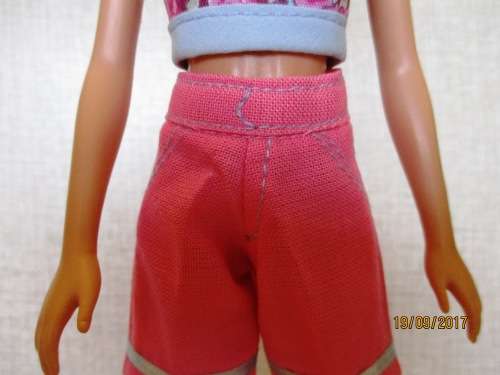 Barbie SUMMER HOLIDAY No5 : 6 outfits plus SLEEPING BAG and CARRY BAG.