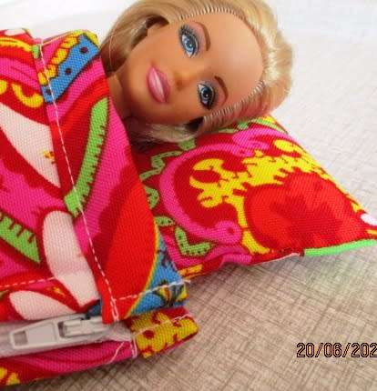 Barbie doll's sleeping bag and nightie set - green/red