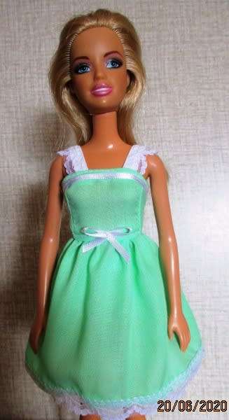 Barbie doll's sleeping bag and nightie set - green/red