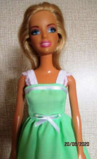 Barbie doll's sleeping bag and nightie set - green/red