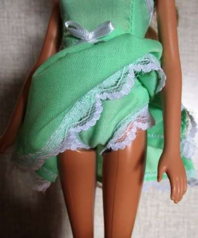 Barbie doll's sleeping bag and nightie set - green/red