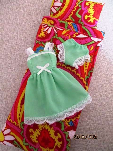 Barbie doll's sleeping bag and nightie set - green/red