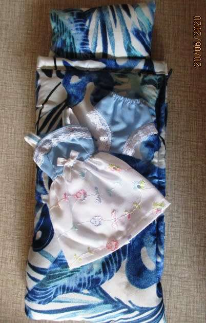 Barbie doll's sleeping bag and nightie set - blue/white