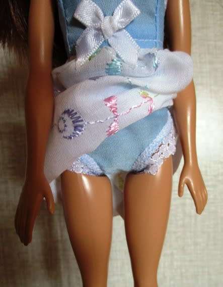 Barbie doll's sleeping bag and nightie set - blue/white