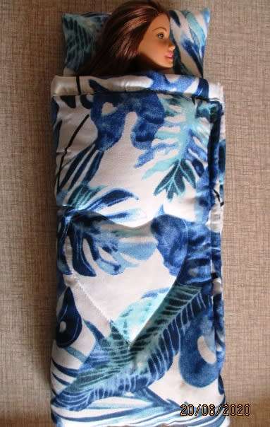 Barbie doll's sleeping bag and nightie set - blue/white