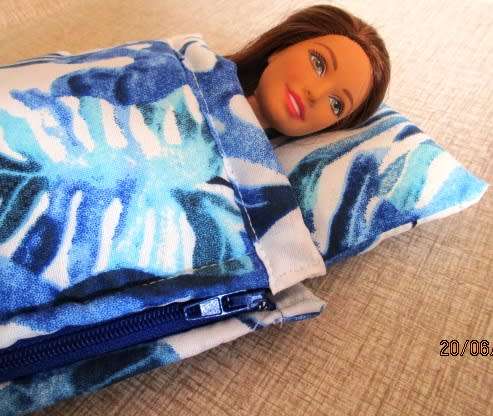 Barbie doll's sleeping bag and nightie set - blue/white
