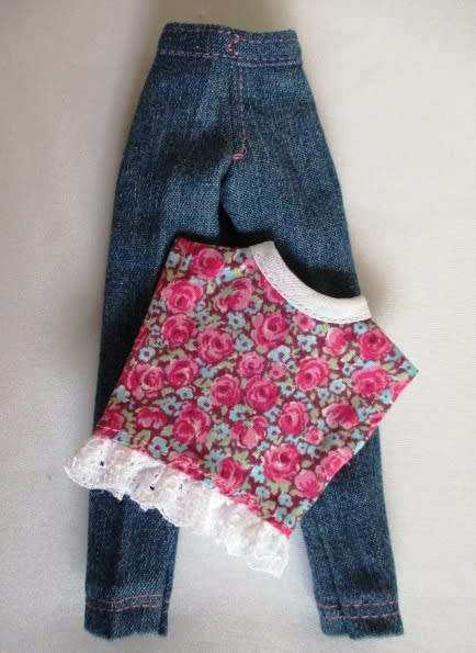 Barbie doll`s SUMMER HOLIDAY set No 19 - 5 outfits plus sleeping bag