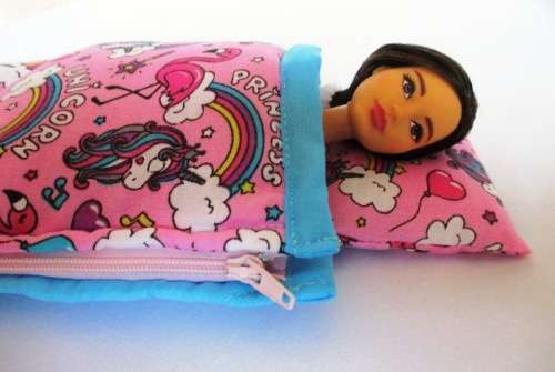 Barbie doll`s SUMMER HOLIDAY set No 19 - 5 outfits plus sleeping bag