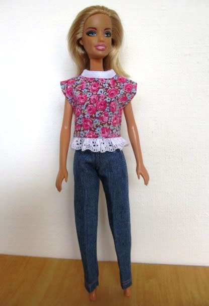 Barbie doll`s SUMMER HOLIDAY set No 19 - 5 outfits plus sleeping bag