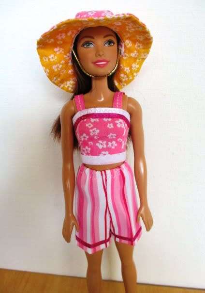 Barbie doll`s SUMMER HOLIDAY set No 19 - 5 outfits plus sleeping bag