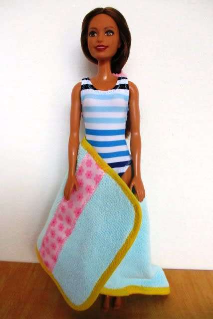 Barbie doll`s SUMMER HOLIDAY set No 19 - 5 outfits plus sleeping bag