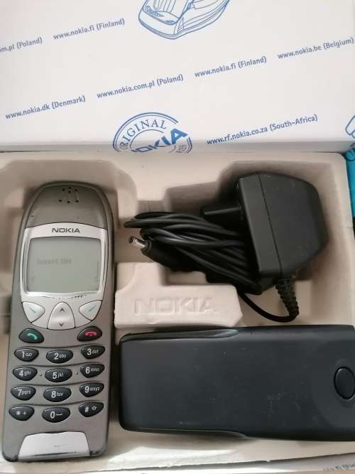 Old Nokia 6210 Cell Phone with Charger & Extra Battery - Working Condition