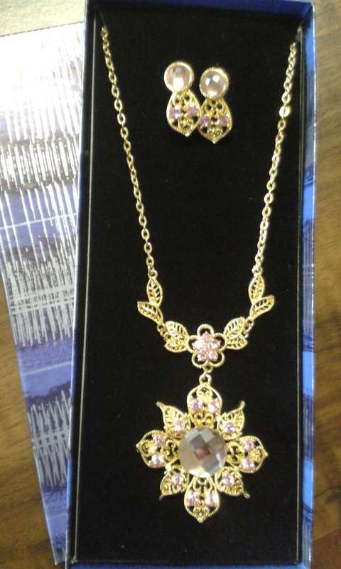 Stunning GP Necklace and Ear rings
