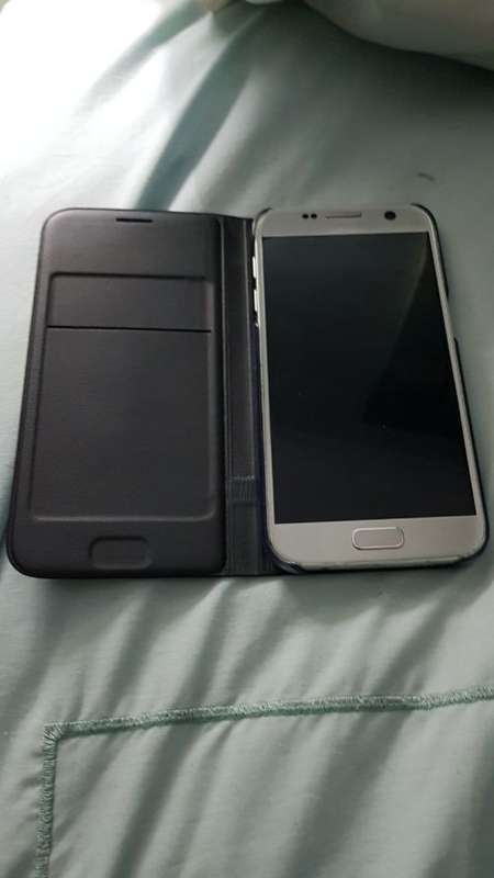 Samsung S7 gold with cover