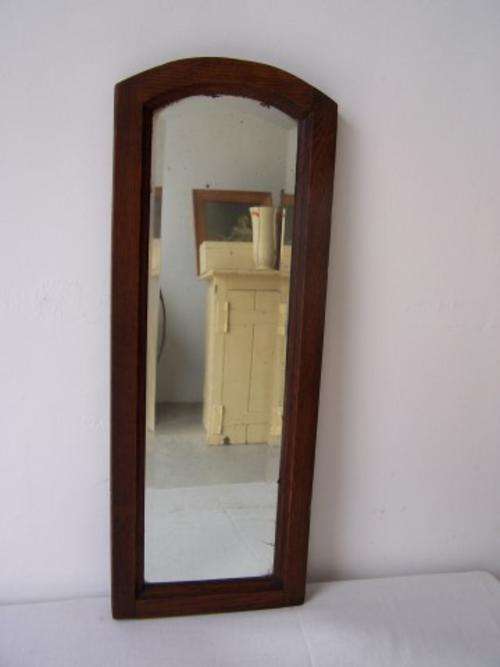 narrow oak mirror ... interesting decor !!!