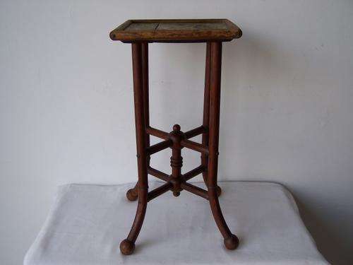 small table ... lovely detail !!!