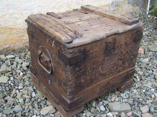 small box ... with interesting metal work !!!
